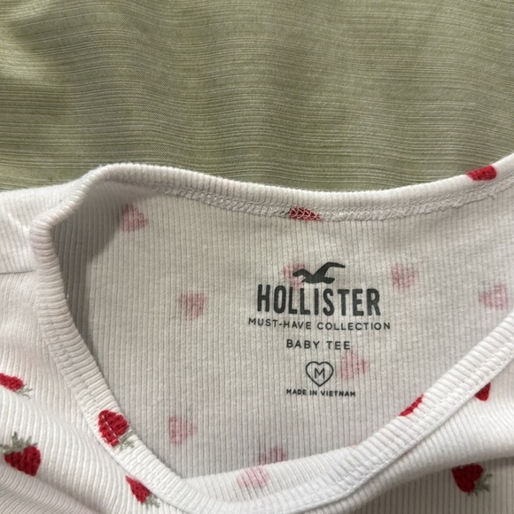 Hollister Must-Have Collection Strawberry Print Ribbed Baby Tee - Picture 4 of 5